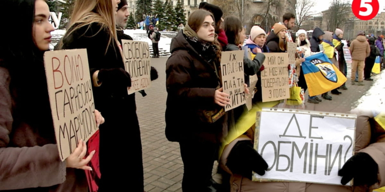 “Не мовчи! Полон – убиває!” – в Києві родичі військовополонених «азовців» провели акцію (ВІДЕО)