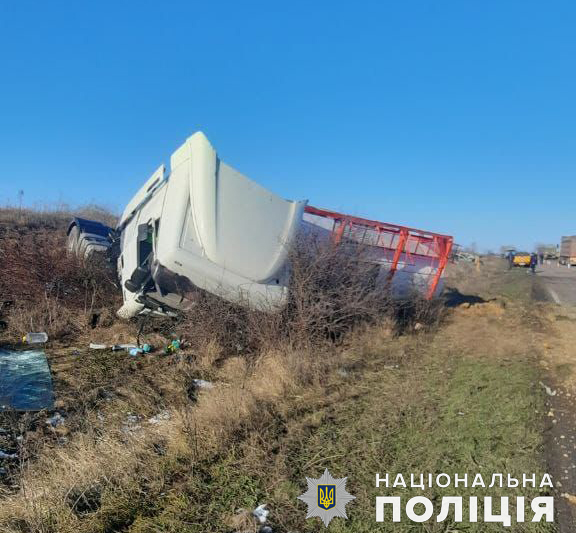 На Миколаївщині DAF зіткнувся з легковиком (ФОТО) 2