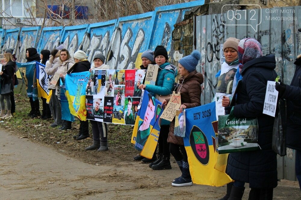 "Поверніть моє життя з полону": у Миколаєві близькі військовополонених вийшли на мітинг (ФОТО) 7