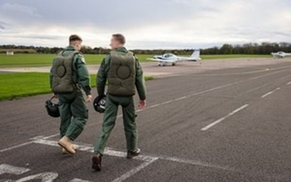 Перша група українських пілотів вже вчиться керувати винищувачами F-16 після завершення базової підготовки у Великій Британії