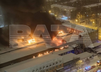 У Москві горить завод спеціальних автомобілів, який колись виробляв техніку для армії СРСР (ВІДЕО)