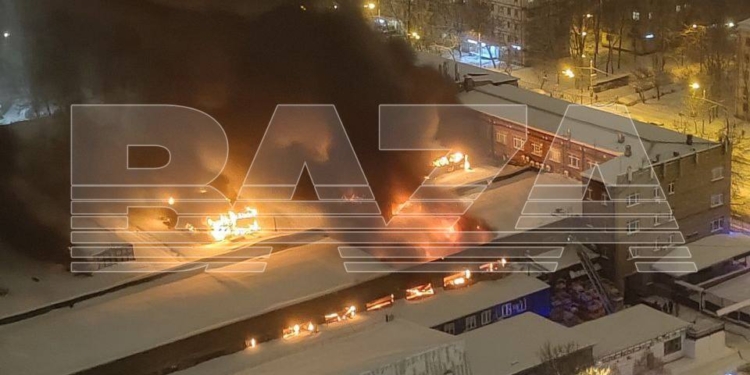 У Москві горить завод спеціальних автомобілів, який колись виробляв техніку для армії СРСР (ВІДЕО)