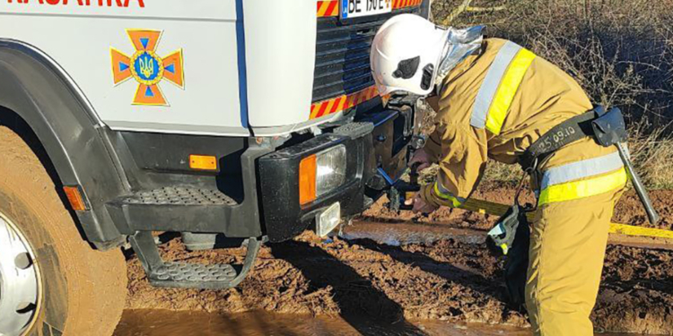 «Швидка допомога» та легкова автівка: за добу на Миколаївщині рятувальники двічі витягали з багнюки транспортні засоби (ФОТО, ВІДЕО)