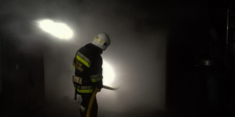 Через пожежу в гаражі на Миколаївщині згоріли два транспортні засоби (ФОТО)