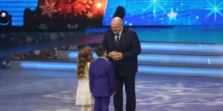 Крадій українських дітей: на головній ялинці Білорусі диктатор Лукашенко побажав українським дітям з Донбасу стати «міцними білорусами»