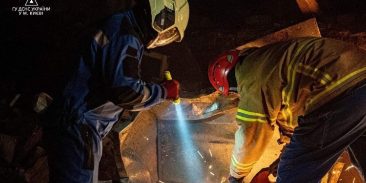 Кількість жертв ракетного удару 29 грудня по Києву збільшилась до 17, роботи з розбору завалів тривають (ФОТО)