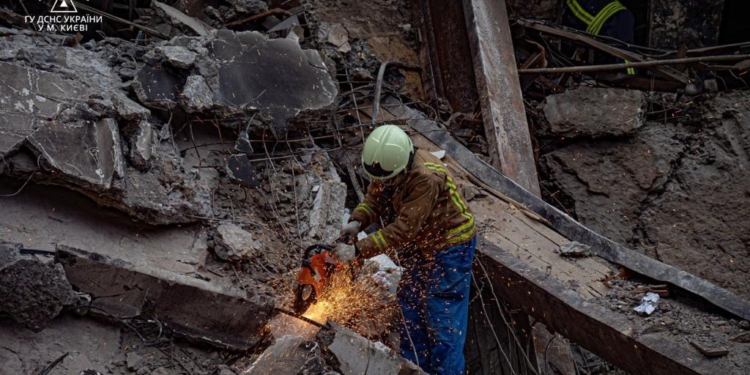 Кількість жертв російської ракетної атаки по Києву 29 грудня збільшилась до 23 (ФОТО)