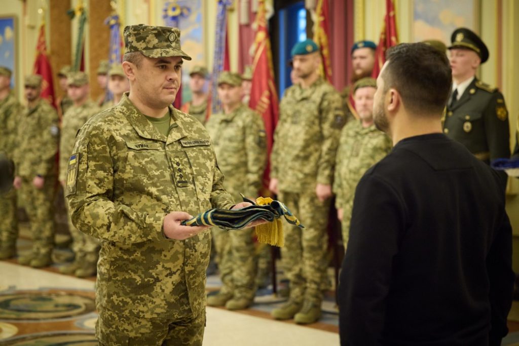 Президент вручив державні нагороди з нагоди Дня ЗСУ: 145-й окремий ремонтно-відновлювальний полк отримав почесне найменування «Миколаївський» (ФОТО) 12