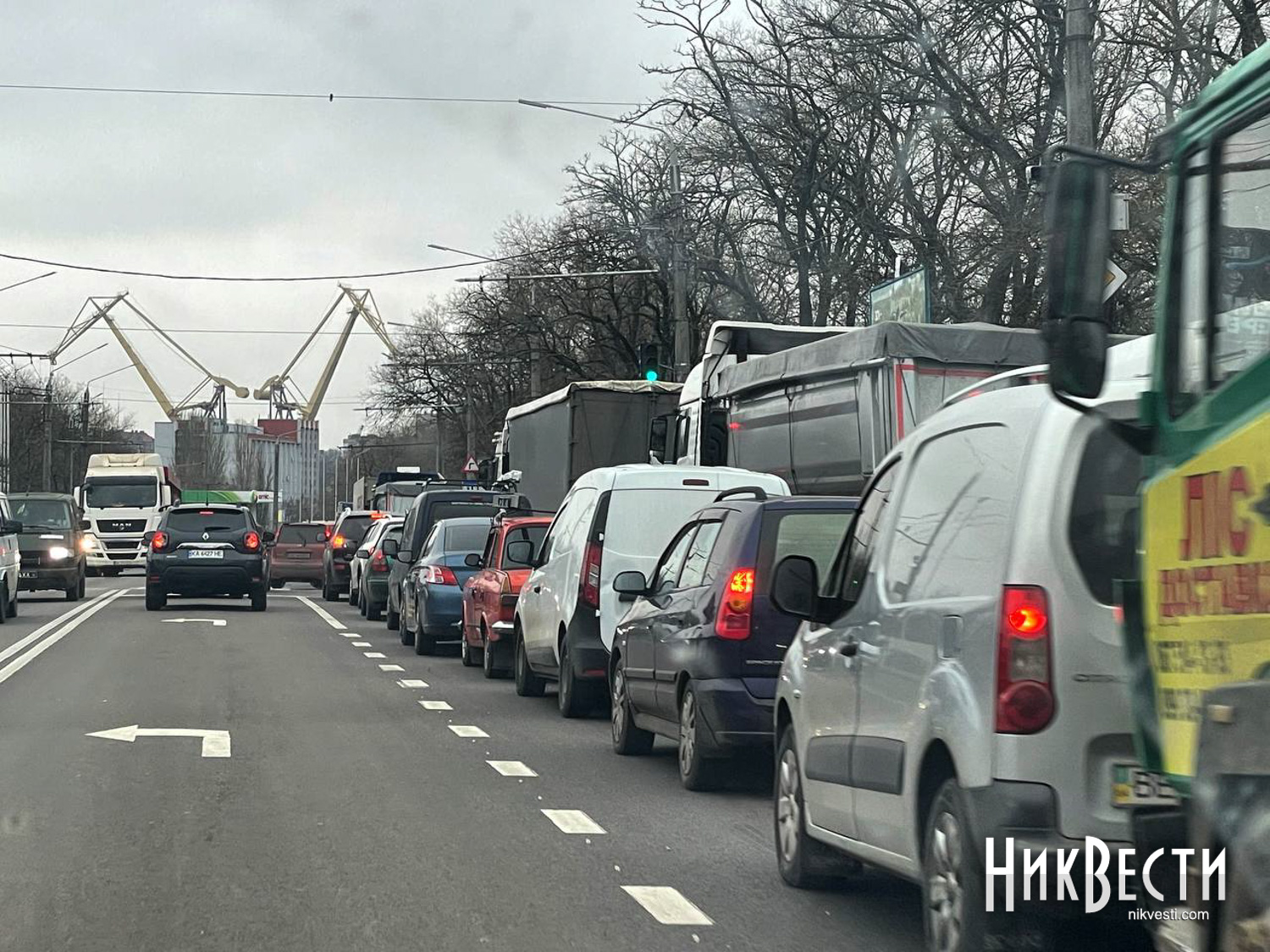 У Миколаєві – транспортний колапс через поломку на стику стаціонарної та розвідної частин Варварівського мосту (ФОТО)