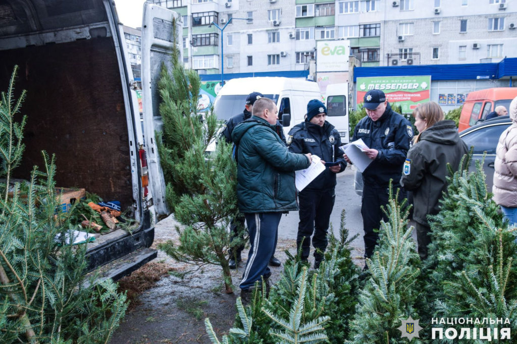 У Миколаєві поліцейські провели 108 рейдових перевірок ялинкових базарів: зафіксовано 5 правопорушень (ФОТО) 20