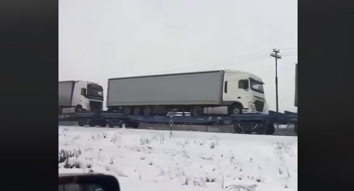 Українські фури, що застрягли в Польщі через блокаду, повернуть потягами