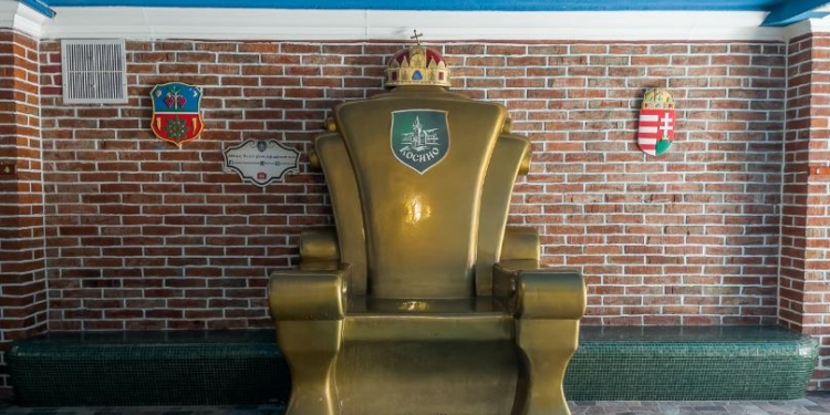 “Руський мір”, тільки у профіль. На Закарпатті термальний комплекс нашпигований символами “Великої Угорщини” (ФОТО)