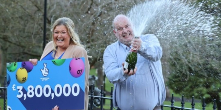 Водій служби доставки виграв майже $5 млн., але роботу не кинув (ФОТО)