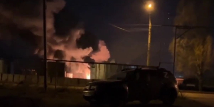 У Луганську палає нафтобаза – її вночі атакували безпілотники (ВІДЕО)