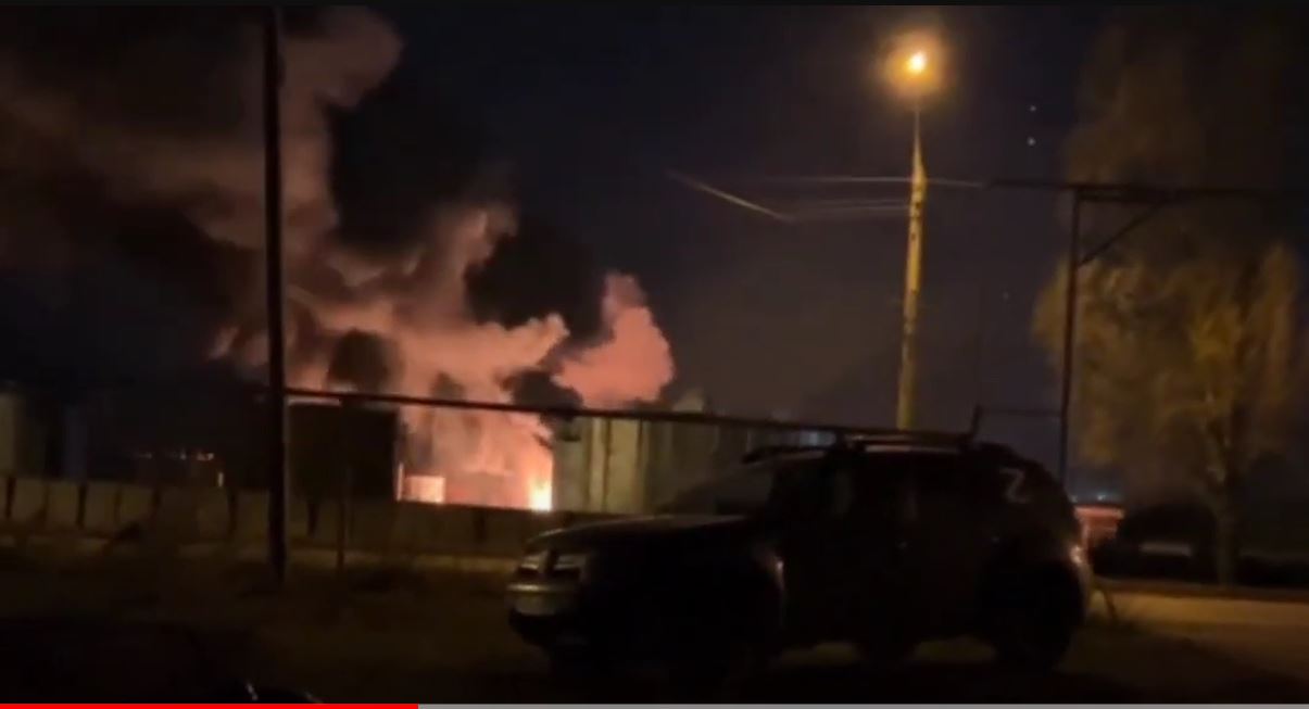 У Луганську палає нафтобаза – її вночі атакували безпілотники (ВІДЕО)