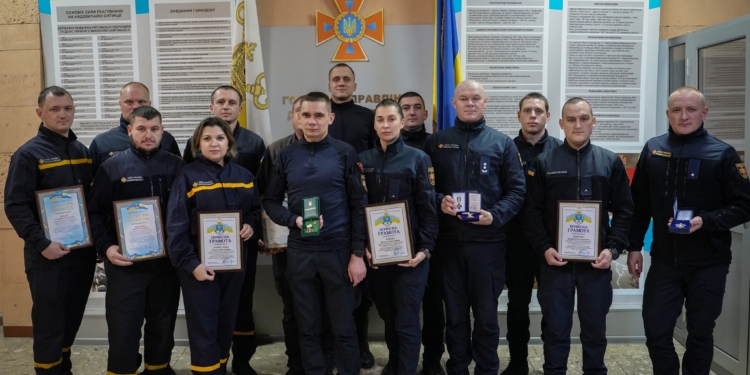 Піротехніків та фельдшерів ДСНС нагороджено за внесок у розмінування територій Миколаївської області (ФОТО, ВІДЕО)