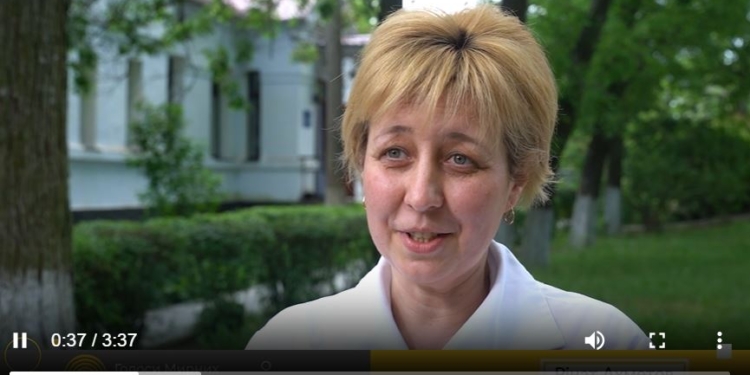 “Спала з ножем у руках”, – медсестра із Снігурівки розповіла про звільнення міста музею “Голоси мирних”