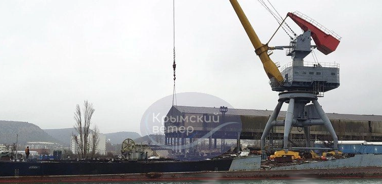 У Севастополі окупанти ріжуть на метал захоплений український корабель “Луцьк”