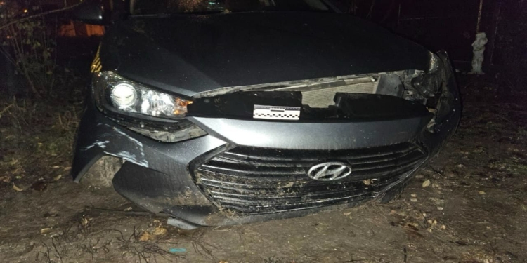 У Вознесенську пасажир угнав таксі, але далеко не заїхав – розбив авто (ФОТО)