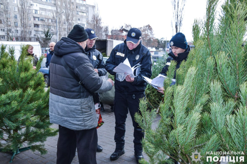 У Миколаєві поліцейські провели 108 рейдових перевірок ялинкових базарів: зафіксовано 5 правопорушень (ФОТО) 4