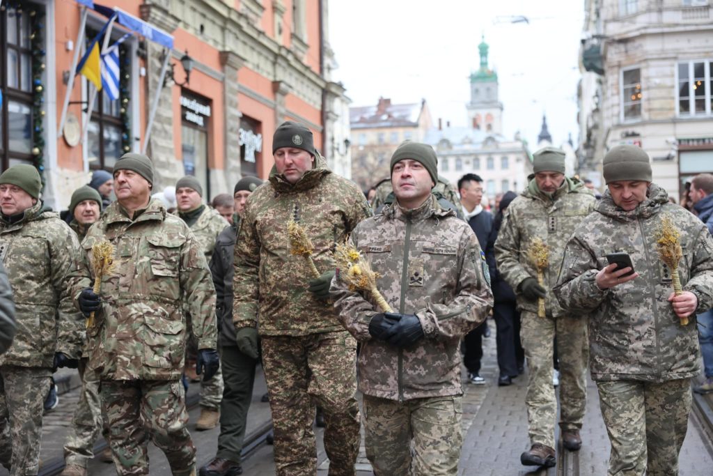 У Львові встановили 4-метрового Різдвяного дідуха (ФОТО) 4