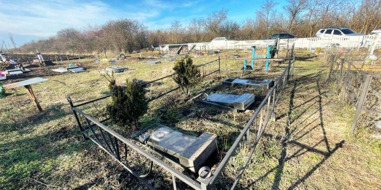 На одному з сільських кладовищ у Миколаївській області пошкодили близько 50-ти надгробків могил (ФОТО)