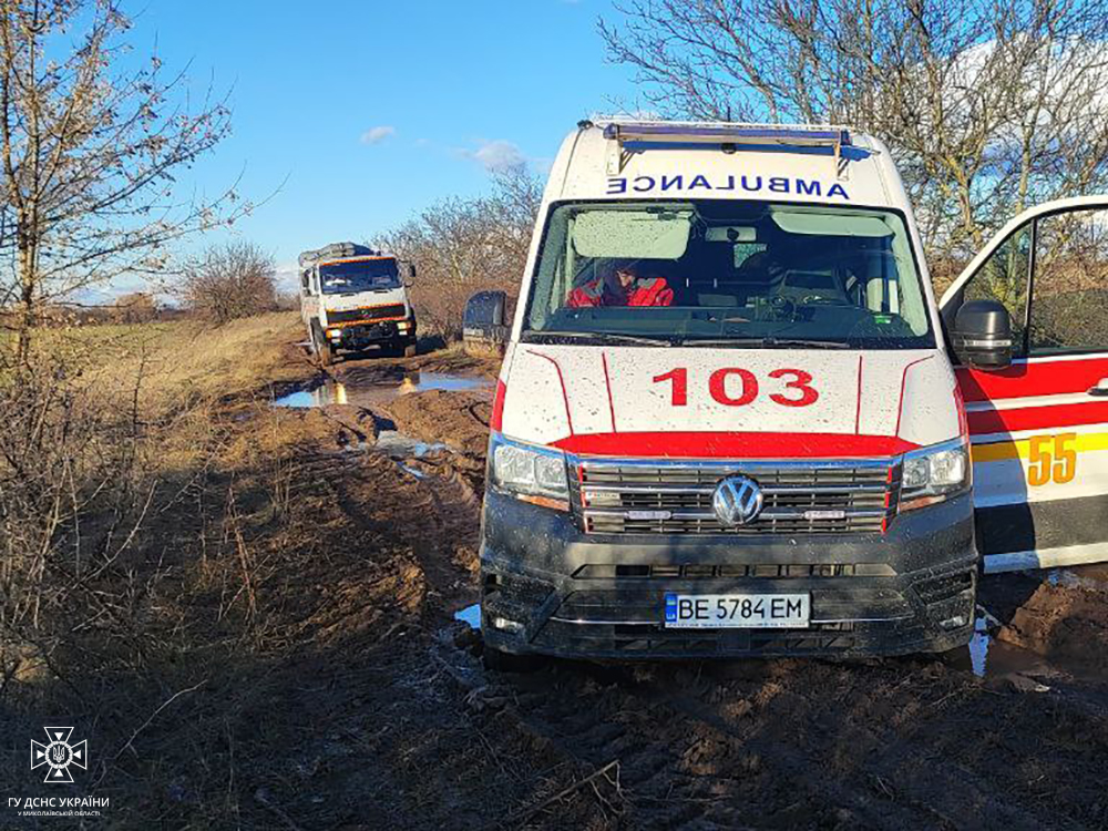 «Швидка допомога» та легкова автівка: за добу на Миколаївщині рятувальники двічі витягали з багнюки транспортні засоби (ФОТО, ВІДЕО) 4