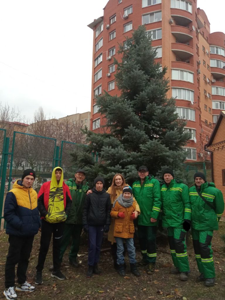 Ялинка, яка впала у Миколаєві внаслідок буревію, поїхала до Южноукраїнська - прикрашати свято вихованців дитбудинку (ФОТО) 4