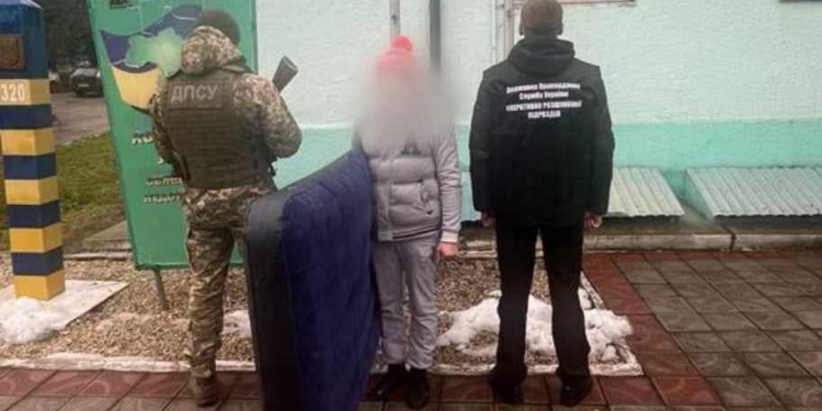 На Закарпатті затримали чоловіка, який 4 раз намагався втекти за кордон. Цього разу перевдягнувся дитиною (ФОТО)