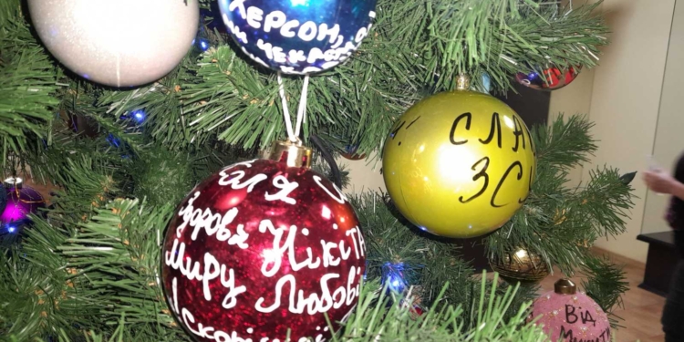 Якщо хочете пригадати минулорічну Ялинку Незламних: кульки з побажаннями на 2023 рік можна побачити у Миколаївському краєзнавчому музеї (ФОТО)