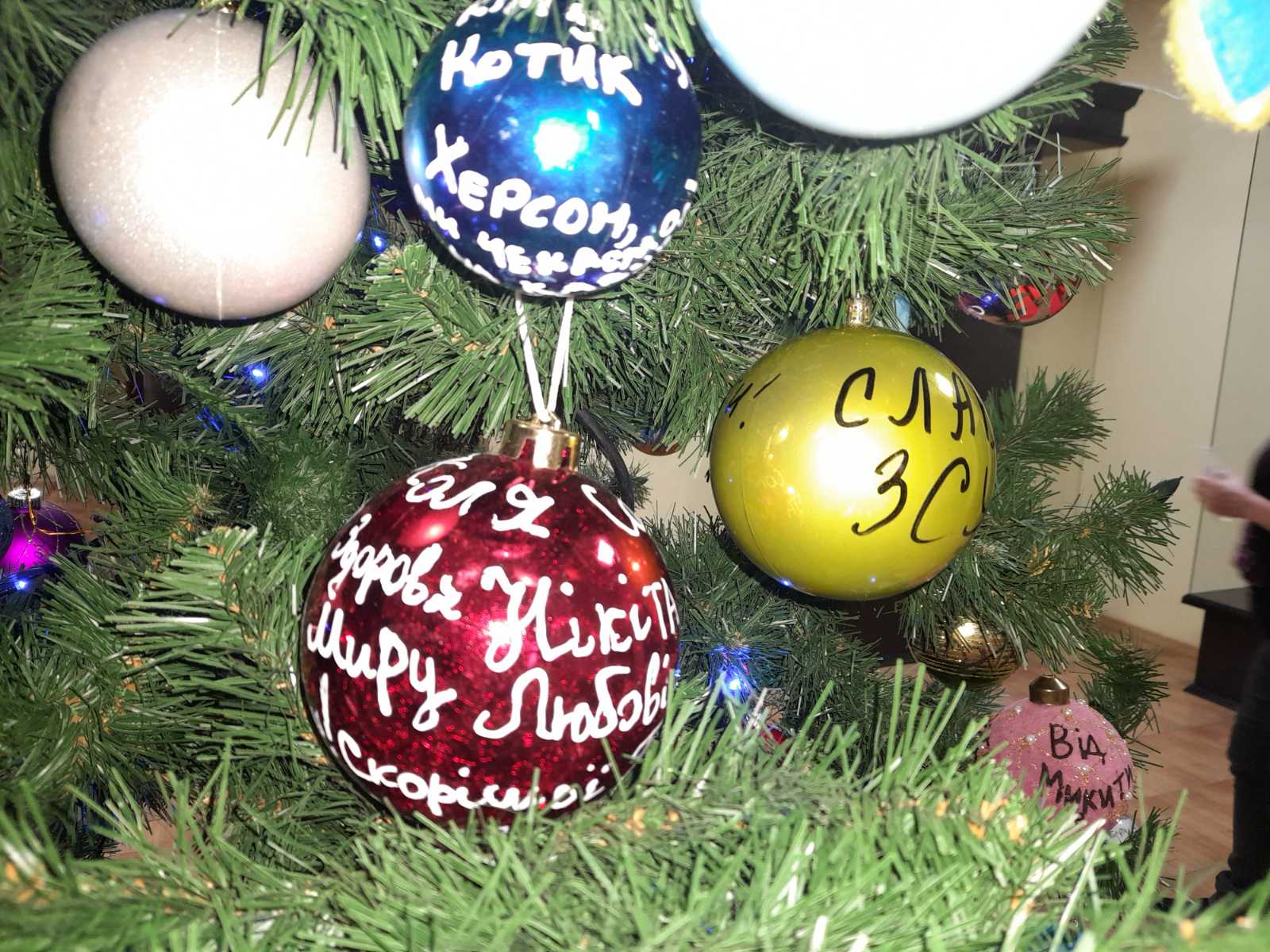 Якщо хочете пригадати минулорічну Ялинку Незламних: кульки з побажаннями на 2023 рік можна побачити у Миколаївському краєзнавчому музеї (ФОТО)
