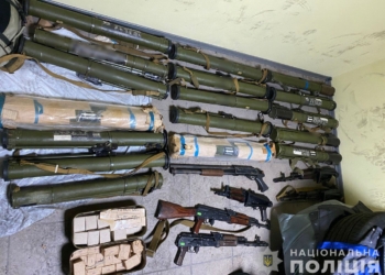 Масштабна операція. В Дніпрі затримали торговців зброєю – знайшли великий арсенал і $6 млн. (ФОТО, ВІДЕО)