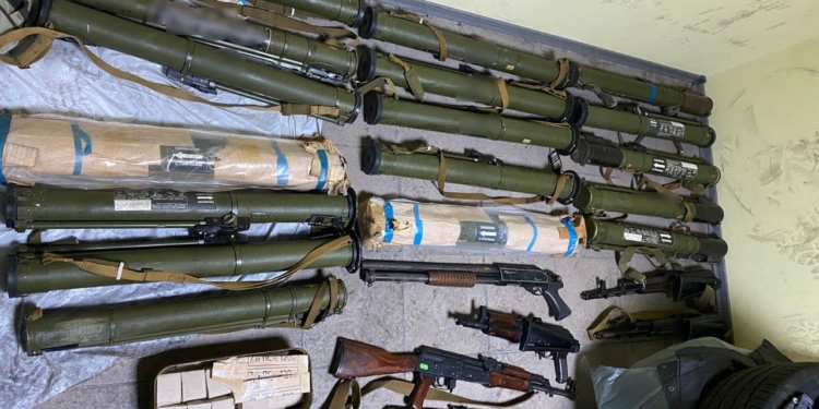 Масштабна операція. В Дніпрі затримали торговців зброєю – знайшли великий арсенал і $6 млн. (ФОТО, ВІДЕО)