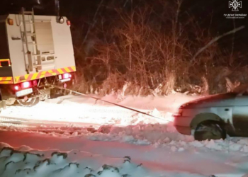 На Миколаївщині вночі і зранку рятувальники витягали автівки зі снігових заметів та багнюки (ФОТО, ВІДЕО)