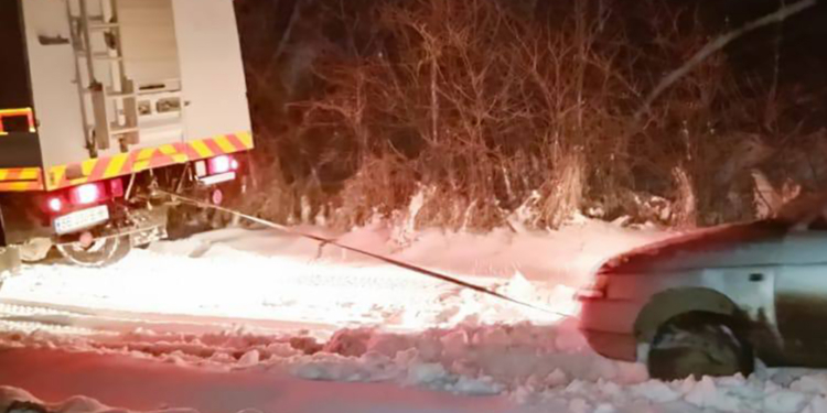 На Миколаївщині вночі і зранку рятувальники витягали автівки зі снігових заметів та багнюки (ФОТО, ВІДЕО)