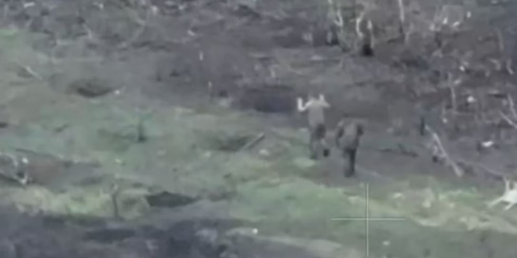 Російські загарбники женуть перед собою на вогонь і міни українських полонених. Все бачив дрон (ВІДЕО)