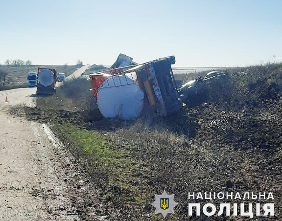 На Миколаївщині DAF зіткнувся з легковиком (ФОТО) 6