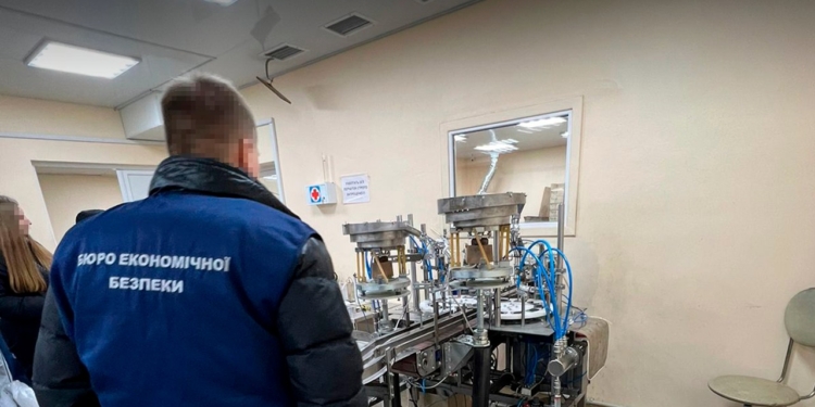 Детективи БЕБ викрили схему незаконного виготовлення спирту – продавали через аптеки (ФОТО, ВІДЕО)