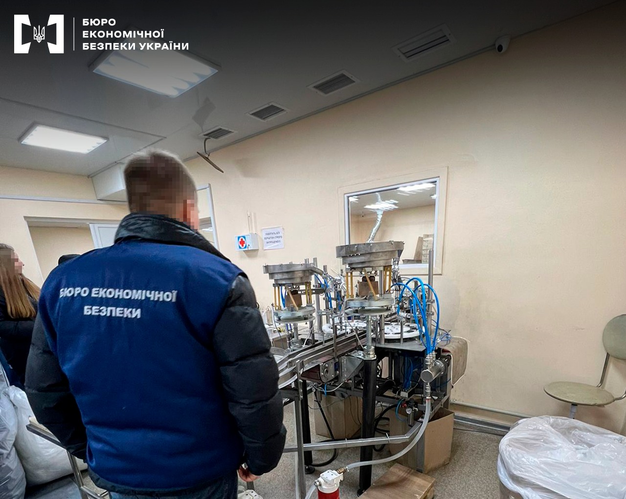 Детективи БЕБ викрили схему незаконного виготовлення спирту – продавали через аптеки (ФОТО, ВІДЕО)