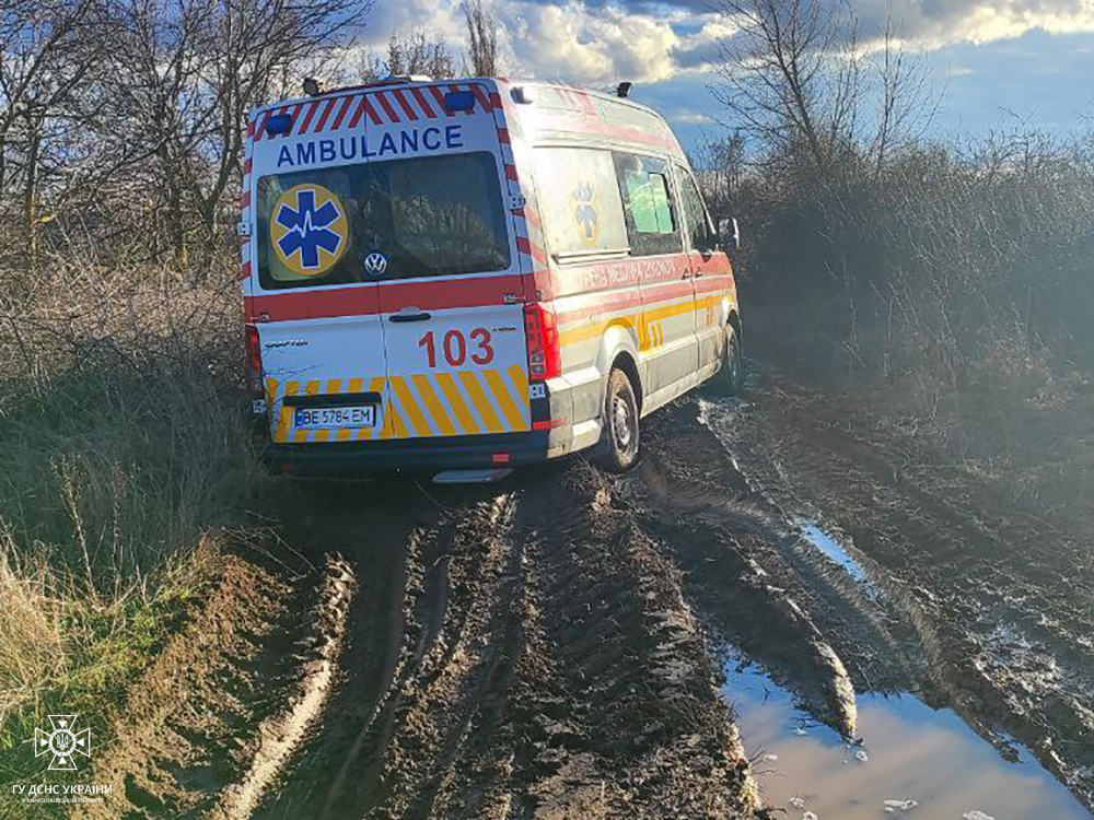 «Швидка допомога» та легкова автівка: за добу на Миколаївщині рятувальники двічі витягали з багнюки транспортні засоби (ФОТО, ВІДЕО) 6