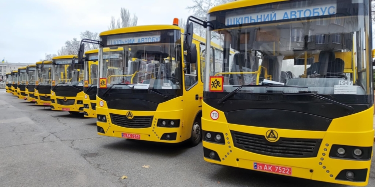 12 шкільних автобусів передали для закладів освіти восьми тергромад Миколаївщини (ФОТО, ВІДЕО)