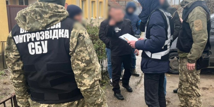 На Миколаївщині затримали матроса, який надав хабар у 5 тис. дол США за переведення його в тиловий підрозділ (ФОТО)