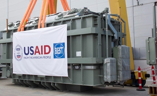 США передали Україні два потужні автотрансформатори