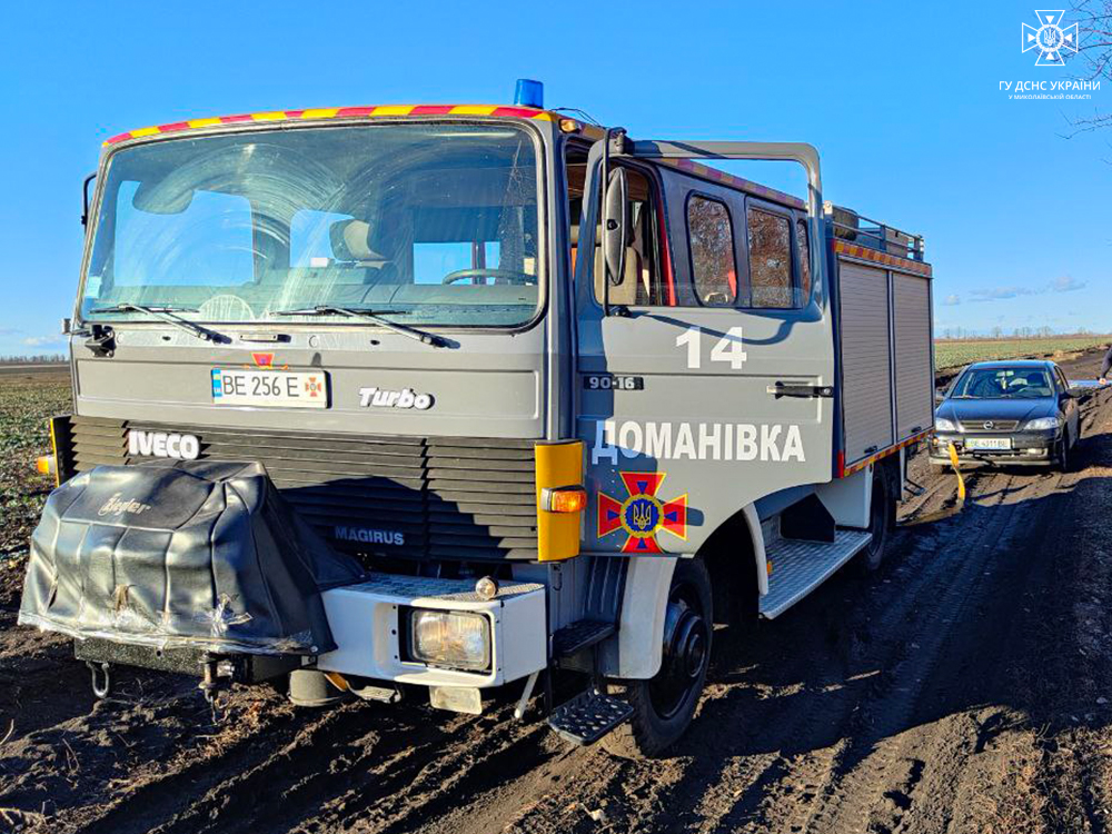 «Швидка допомога» та легкова автівка: за добу на Миколаївщині рятувальники двічі витягали з багнюки транспортні засоби (ФОТО, ВІДЕО) 8