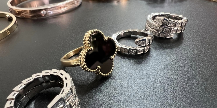 Ювелірка на митниці. Її надіслали з Тайваню в Дніпро як залізо, а виявилось – діаманти (ФОТО)