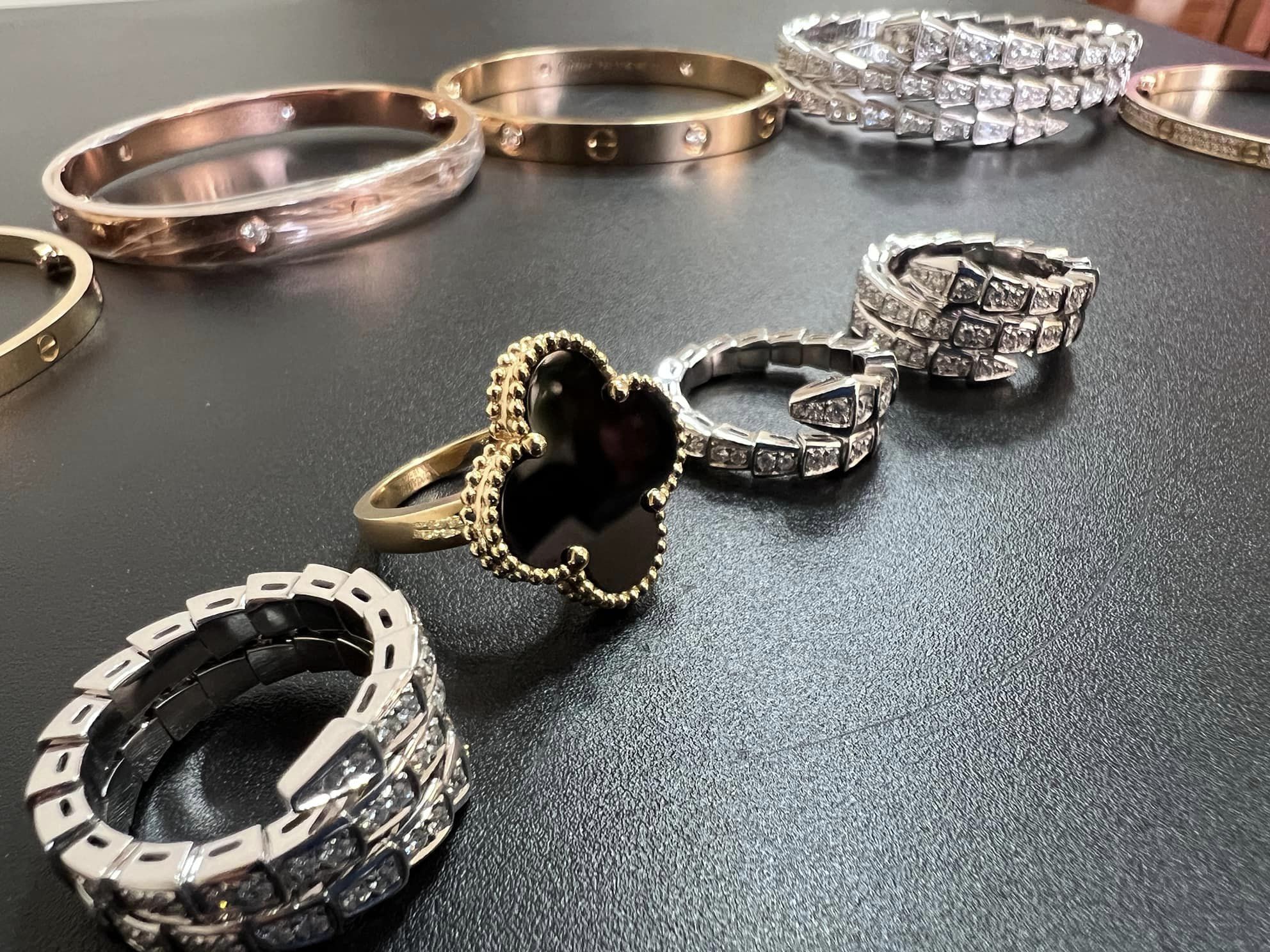 Ювелірка на митниці. Її надіслали з Тайваню в Дніпро як залізо, а виявилось – діаманти (ФОТО)