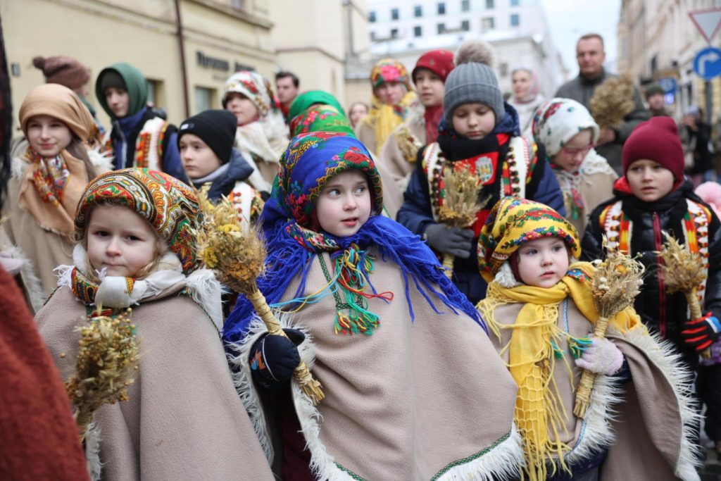 У Львові встановили 4-метрового Різдвяного дідуха (ФОТО) 8