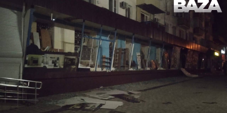 Часткова евакуація. Що відбувається у Феодосії після вибухів у порту (ФОТО)