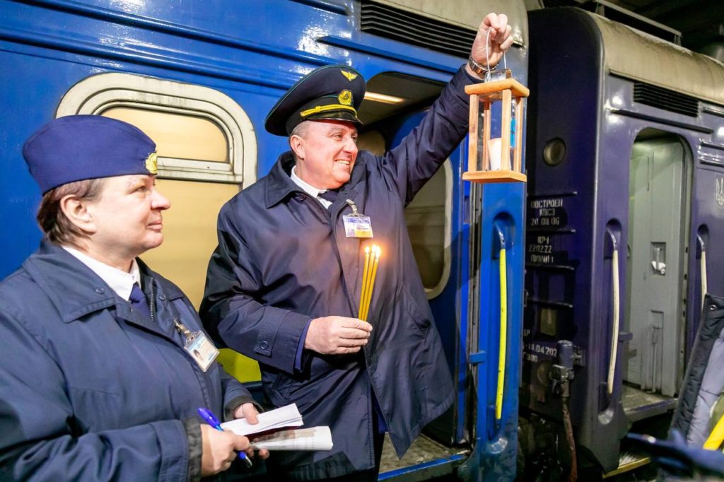 Укрзалізниця доставила світло Вифлеємського вогню миру до 24 вокзалів України – сьогодні будь хто зможе отримати Вогонь у Миколаєві (ФОТО) 10