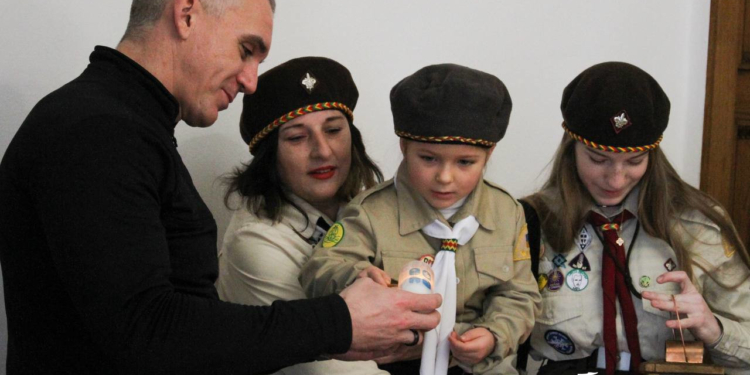 Миколаївські пластуни принесли Вифлеємський вогонь миру до міськради і закликали долучитись до збору на дрони для захисників (ФОТО)